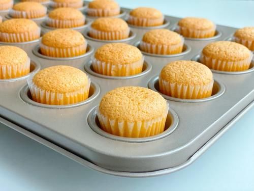 抓住暑假的尾巴，给女儿烤了一盘小小蛋糕，一口一个细腻又柔软