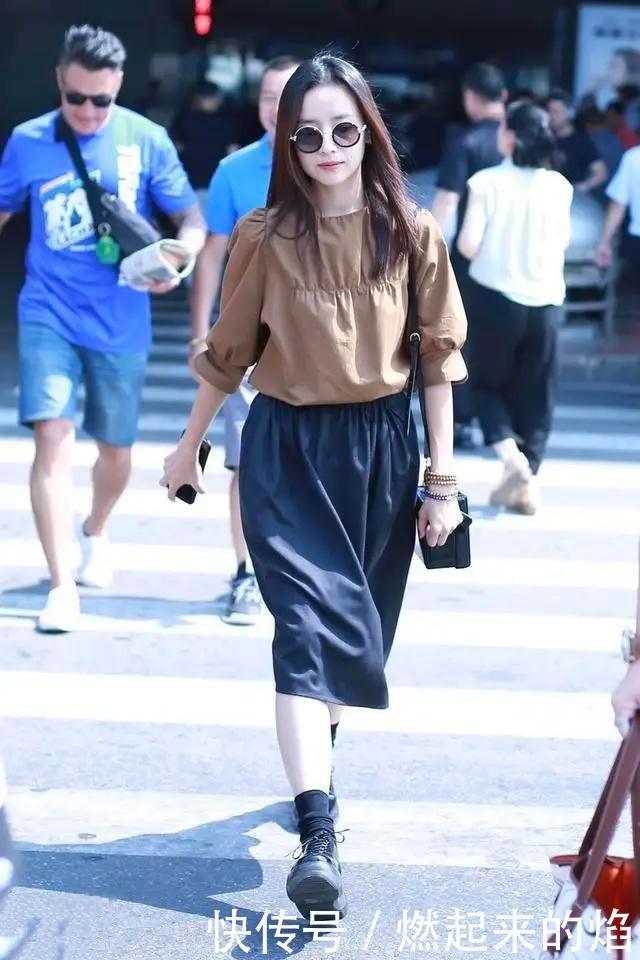 衬衫|潘粤明前妻董洁挺会穿,白色衬衫配黑色小皮裙,“漫画腿”好抢镜