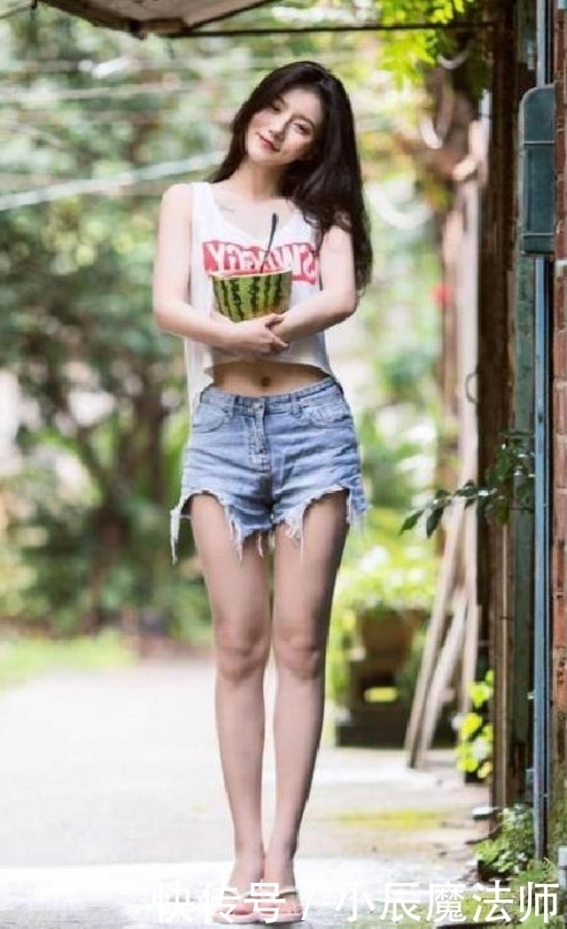 路人街拍，美女穿灰色的一字肩针织连衣裙，尽