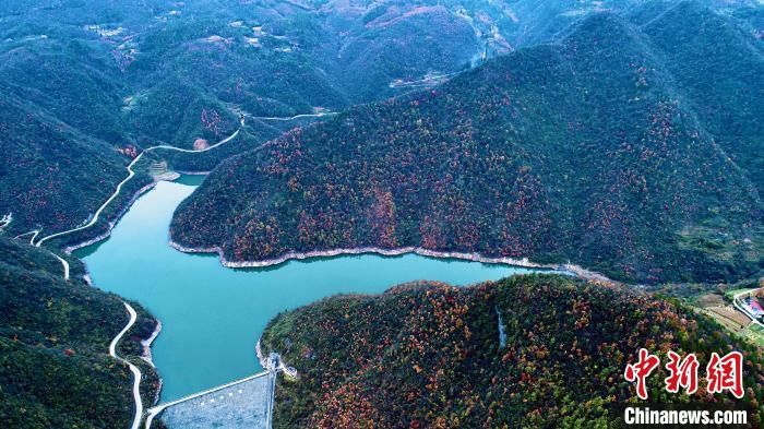 航拍|航拍建始“醉美”秋景 山间水库宛如碧玉翡翠