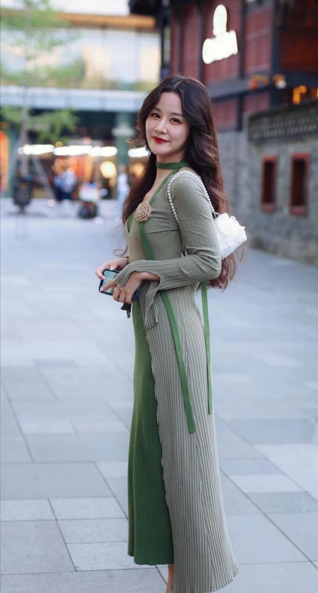 绝色|小妹妹的裙子很有特色，绿V领毛线裙，绝色气质美女