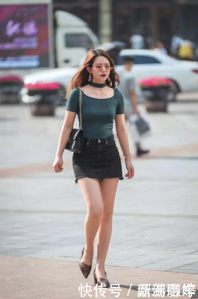 美女脚上一双个性的高跟凉鞋，让她看起来更加的有魅力