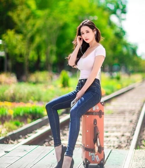 身材|身材别致紧身牛仔裤美女,拥有完美身材曲线,光看腿就沉默了