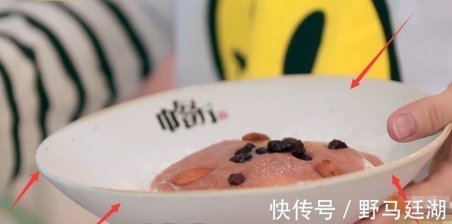 趙麗穎自己學(xué)習(xí)做冰沙,誰注意她手里用的碗這顧客還怎么敢來