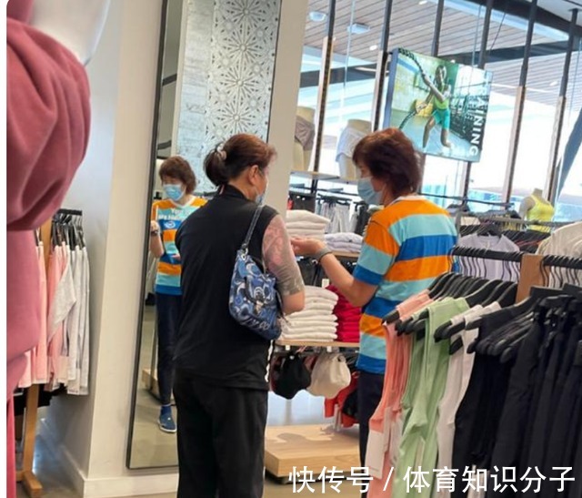 郎导|精神爽朗!女排郎平最新近况被曝光,陪女儿逛街买衣服生活惬意