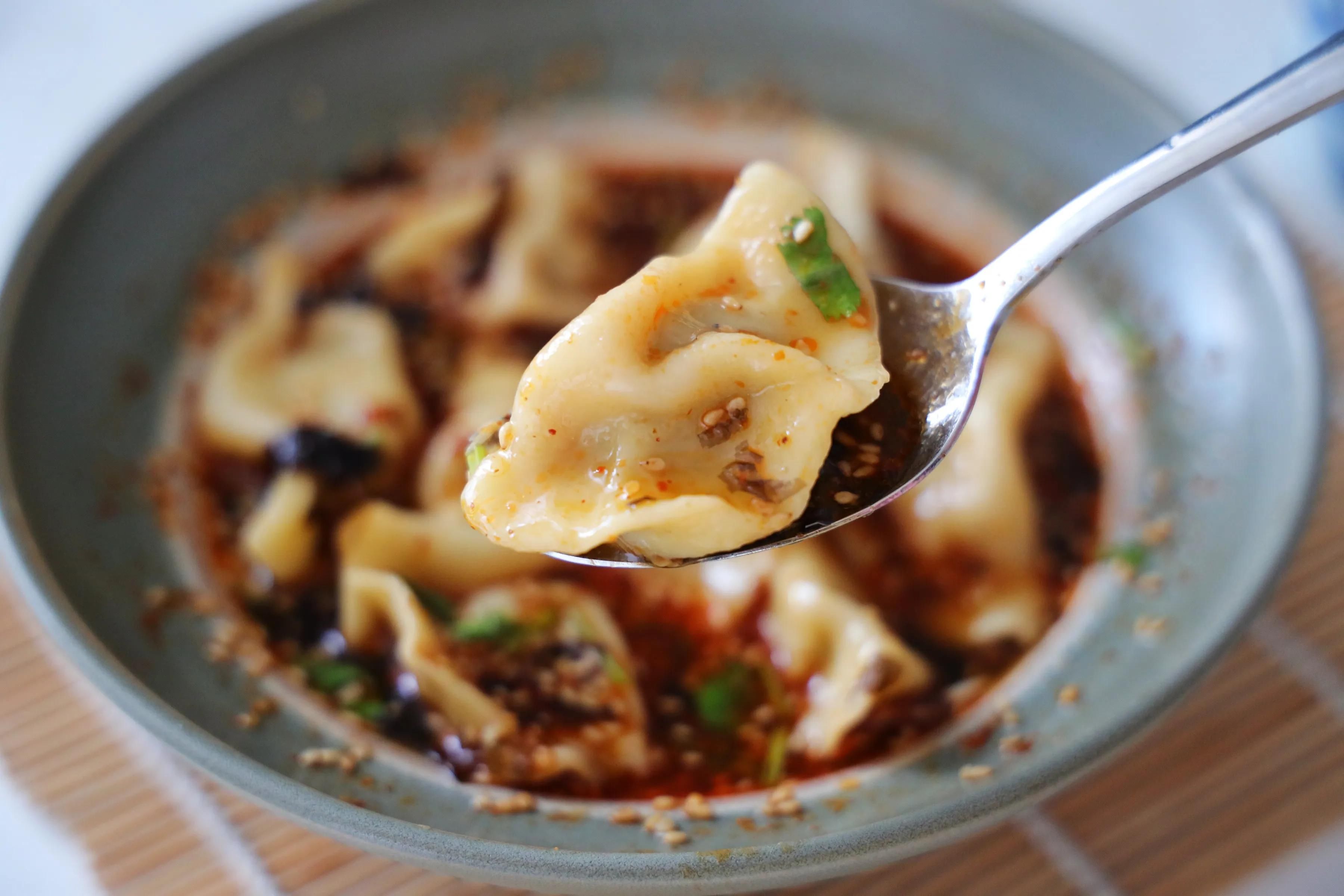 大雪将至，没有什么比一碗酸汤水饺更过瘾，酸辣爽口更开胃，超赞