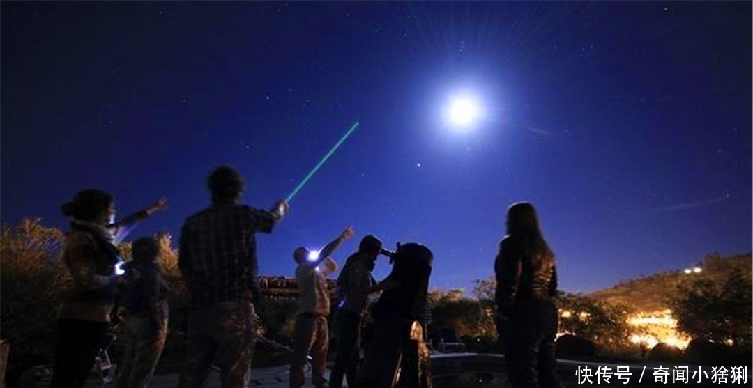 用手电朝天上照射再关了,手电光去哪了,是继续传播还是消失了?