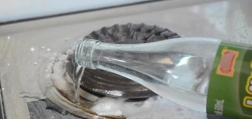 煤气灶台|厨房灶台怎么洗干净？教你不用一滴水，轻松去除灶台油污，真管用