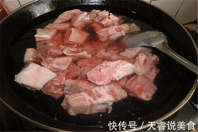 排骨别用热水焯了，教你1招，血水自己跑出来，你一定用得到！
