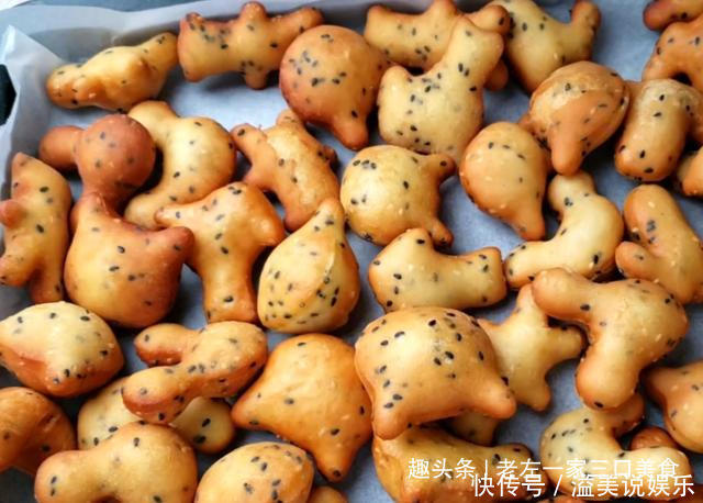 面包|宅在家里做美食,芝麻里打4个鸡蛋,不蒸不烙,松软美味比面包香