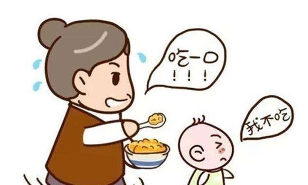 孩子|三位小姨协同宝妈喂饭,宝宝特别配合,网友:有人威胁就眨眨眼