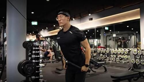 弯举|胖子也有春天，英国大码超模140斤，却拥有让人羡慕的沙漏身材