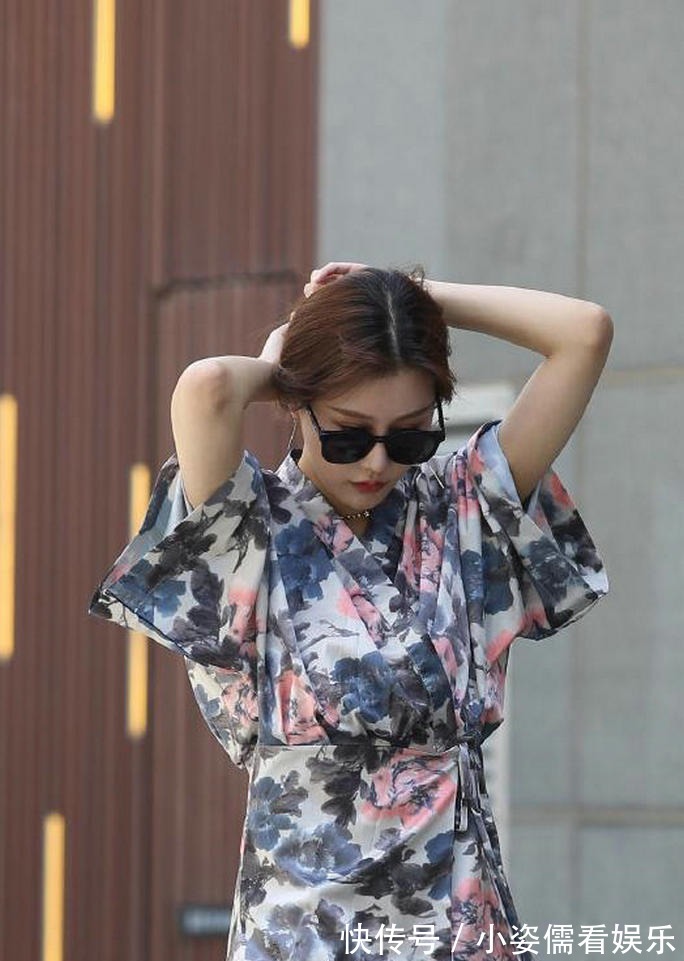 紧身|干净清爽的波点吊带裙，简单大方又显瘦，让你轻松美过同龄人