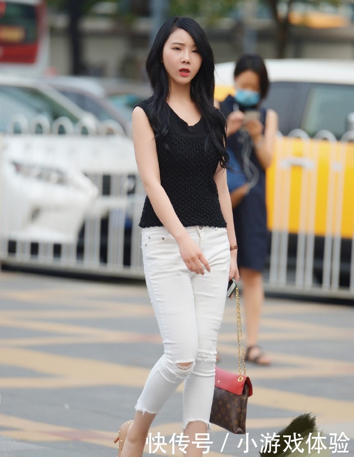 小姐姐|为了美,不怕热,这针织衫穿的“贼溜”