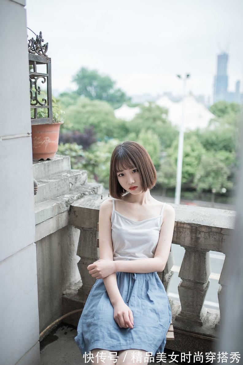 好搭 白色的吊带背心减龄又好搭,下搭简约的牛仔裙,给人简约的时尚感