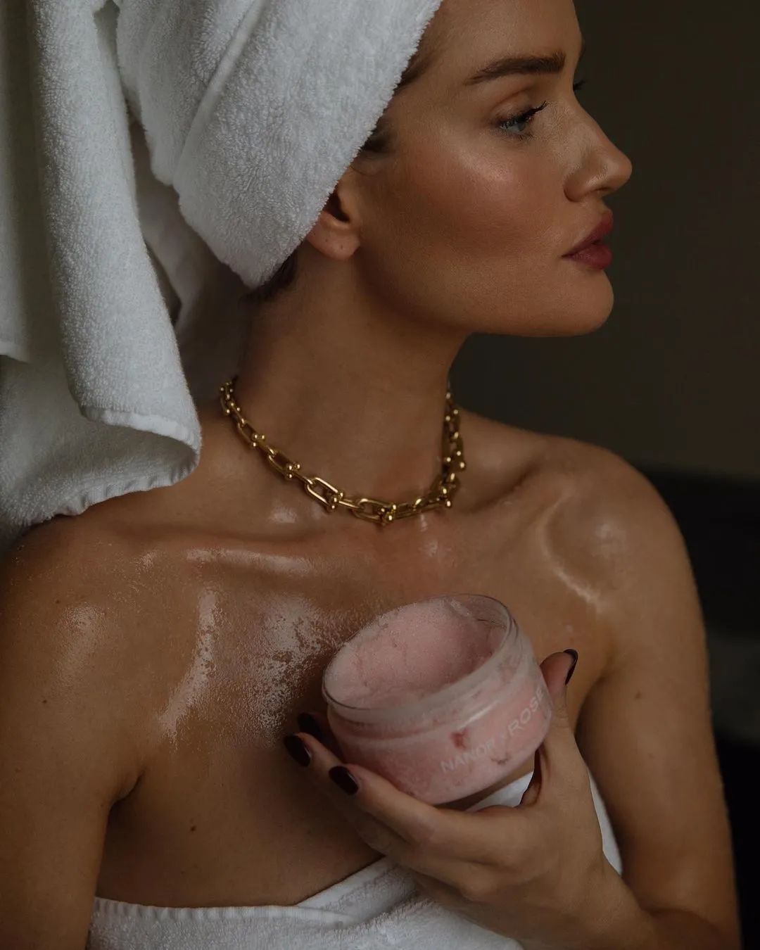 穿T恤的时候 戴什么项链最时髦?