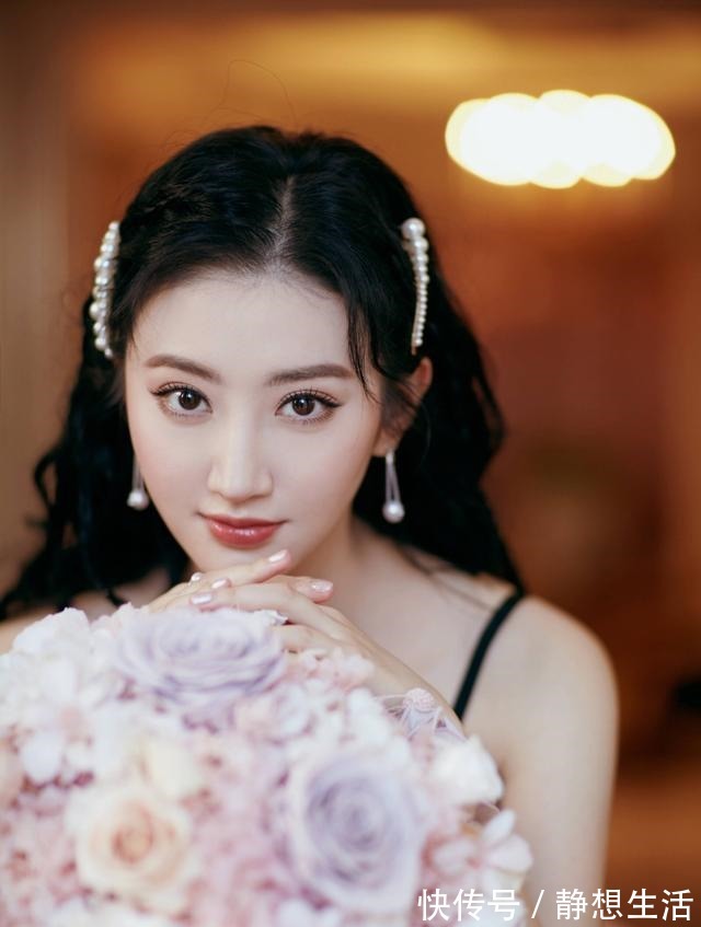 颅顶 最容易出美女的中分发型,为啥你梳不好看教你4招,氛围感拉满!