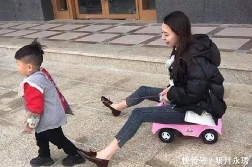 侄女|舅舅带娃火了,为了自己打游戏,直接将宝宝“封印”在墙上