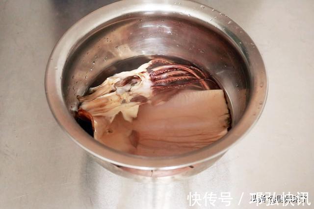 干鱿鱼只用水是泡不软的，厨师来了教你水发鱿鱼，海味干货变海鲜