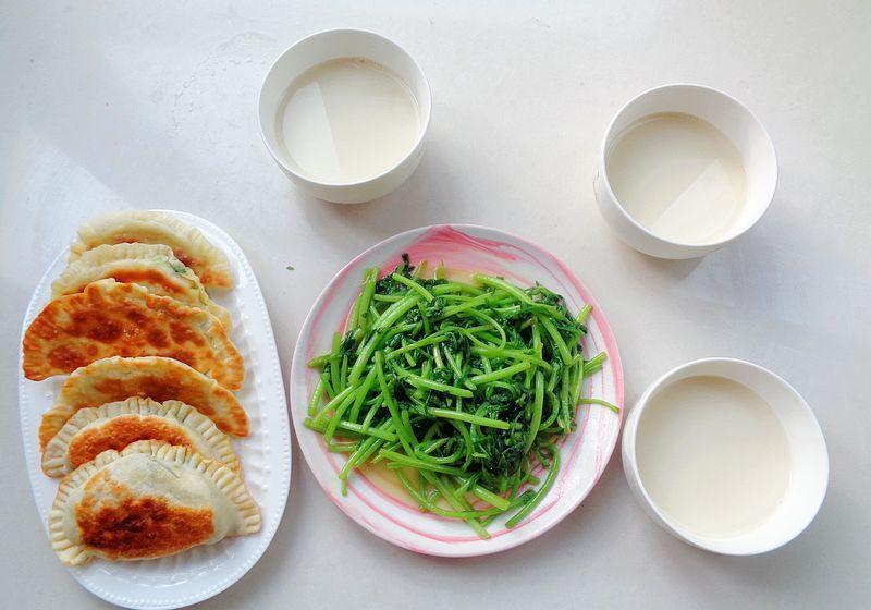 我家深秋早餐,一菜两主食,耐饿又暖和