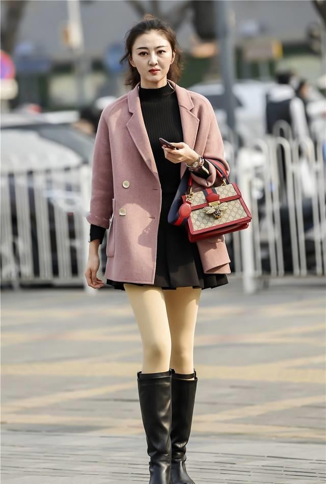 肤色 街拍:笑容很甜美的肉丝短靴女生,打扮也很有气质的OL范