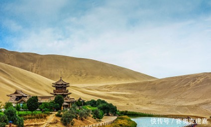 中国沙漠第一泉 鸣沙山月牙泉