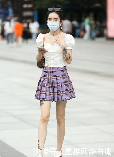 十足|白色T恤搭配紫色格裙,优雅端庄,少女感十足