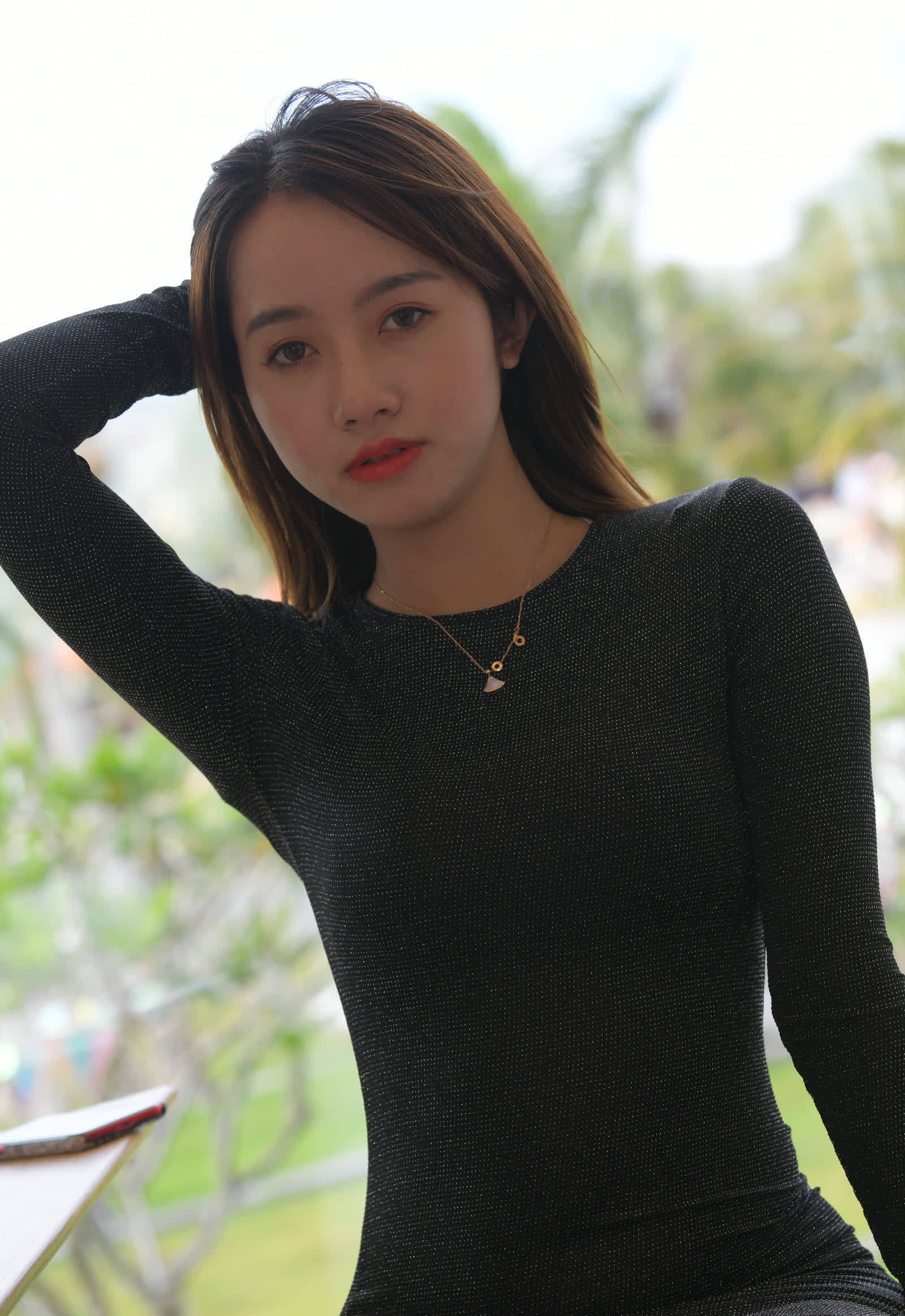 穿搭|长袖衫配紧身牛仔裤,穿出秋季温馨的美,简约大方又时尚