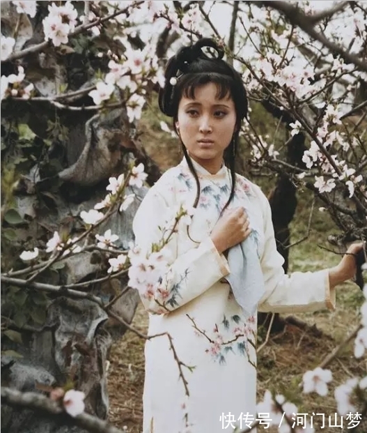 黛玉!宝钗吃花,湘云枕花,妙玉送花,红楼女儿那些与花有关的事儿!