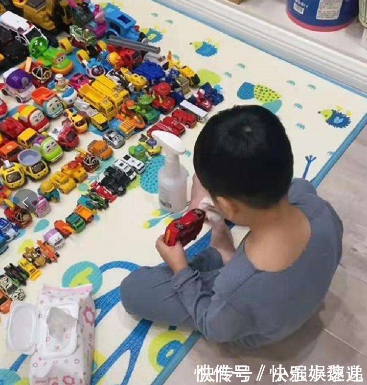 父母|“最爱惜玩具”宝宝走红:玩具崭新如初,每天按时保养打蜡