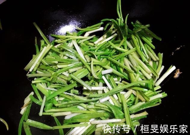 下饭|今天来做道经典美食蒜苗炒鸡蛋，香气四溢，清脆爽滑，超级下饭