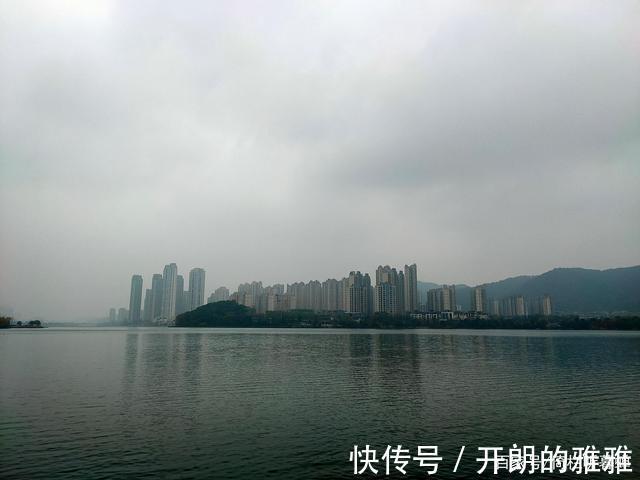 梅溪湖@《五绝·冬日游梅溪湖》逍遥碧水边,湖清树自闲