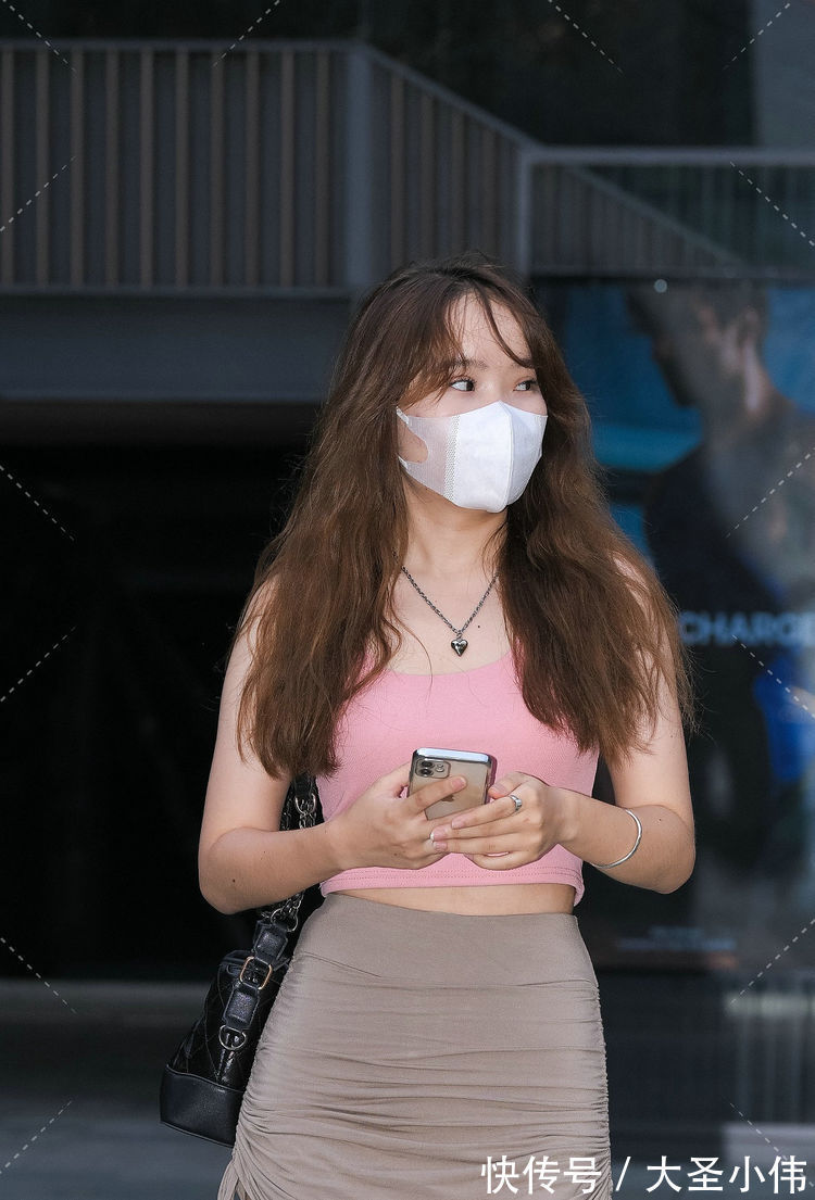 穿搭|美女街拍:粉色的背心连衣裙,款式修身,戴上墨镜,时尚风采十足