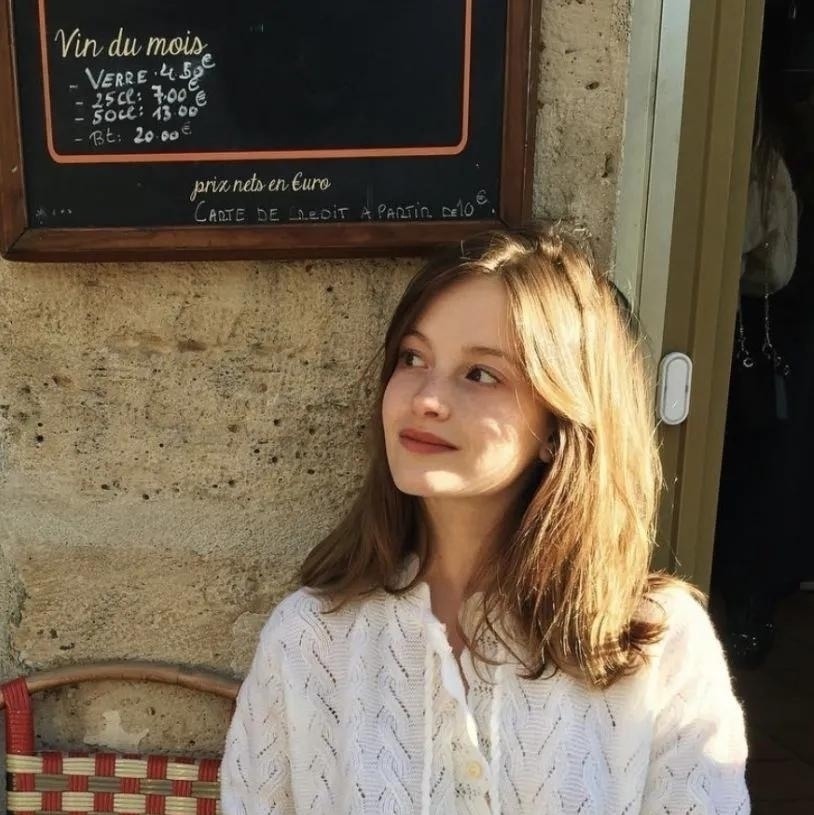 减龄 今年很流行“奶奶衫”,看似显老,穿上却很减龄,百搭不挑人