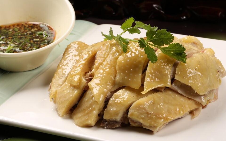 白切鸡怎么做好吃？学习一下广东大厨的做法，皮脆肉嫩色泽金黄