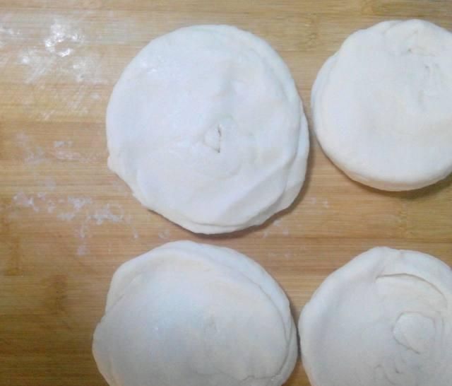 烫面饼新做法,开水一烫,筷子一搅,柔软劲道,吃了还想吃