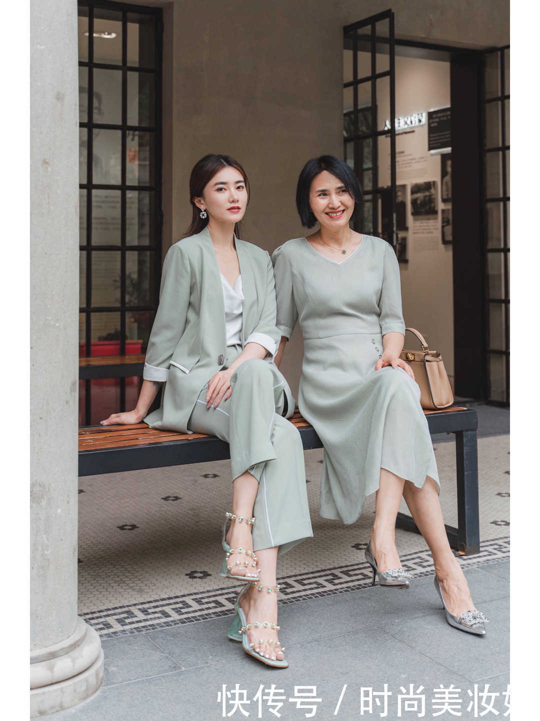 色彩|60岁的女人,别再穿印花裙了,教你优雅搭配技巧,时髦又洋气