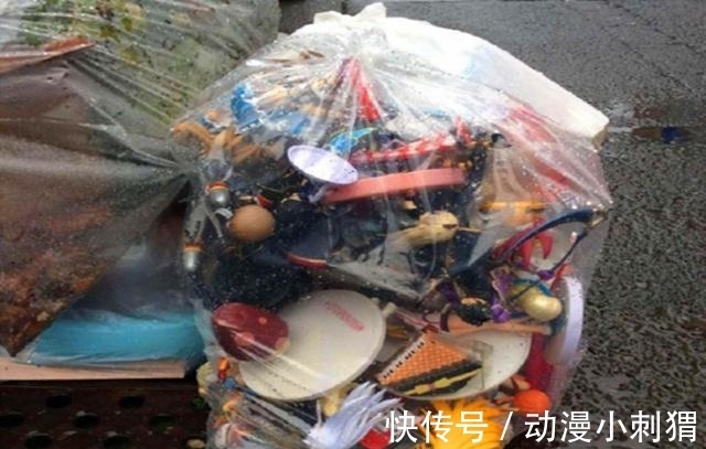 北斗神拳|父亲扔手办，儿子倒茅台，这样的“父慈子孝”，都是悲剧的开端！