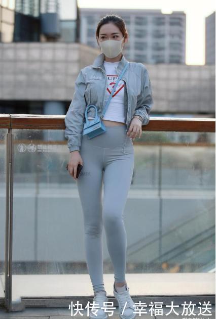 灰色运动外套搭配印花白t恤,休闲时尚,简洁朴素