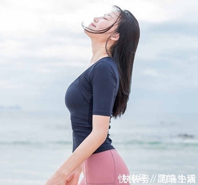 苗条 时尚紧身打底裤小姐姐苗条性感,让人一看,怦然心动