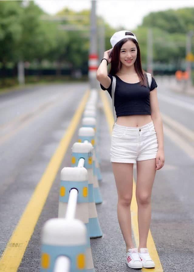 清秀靓丽的休闲搭配气质满满，可以完美的承托出你的好身材