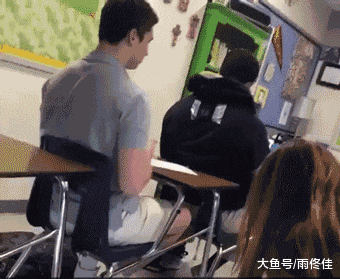 |最新搞笑精选GIF:小伙子你这样喝酒恐怕“肠子”都通了吧!