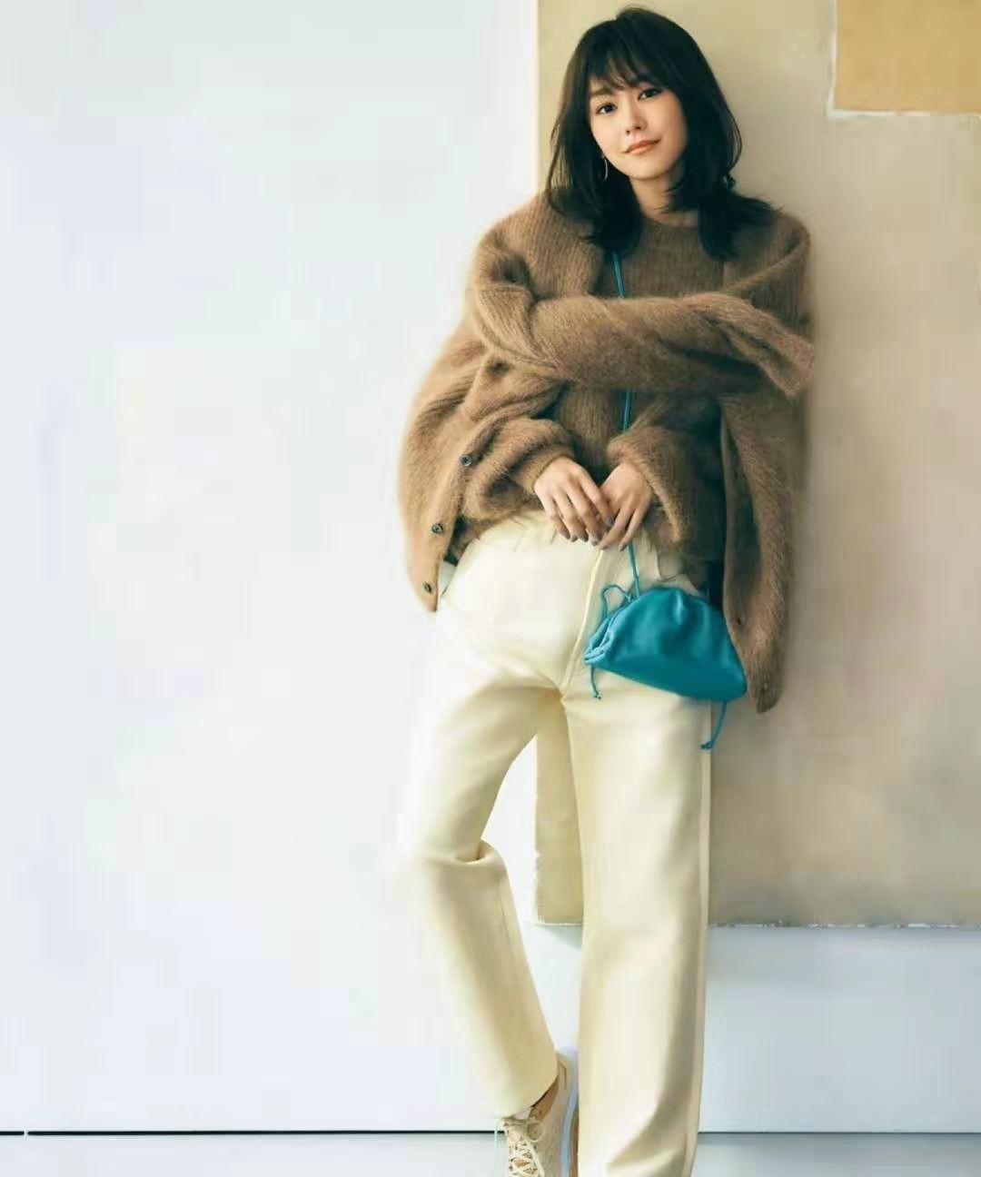 早春最适合针织衫,想要穿出日杂风效果,选款和搭配都要有技巧