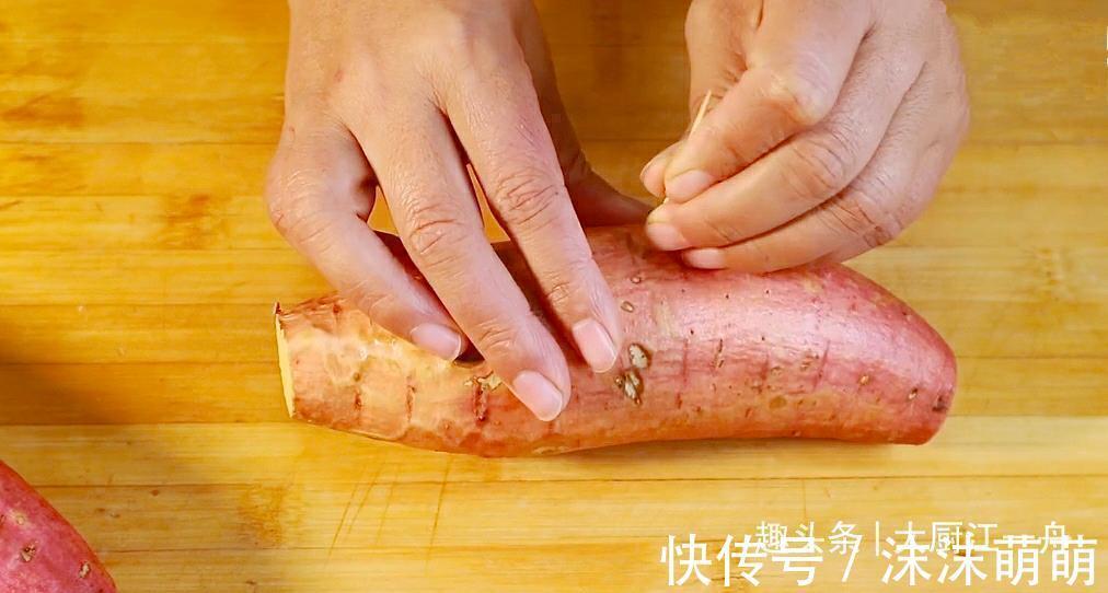 蒸红薯|蒸红薯时,锅里加水就错了教你个新做法,比烤红薯还香甜