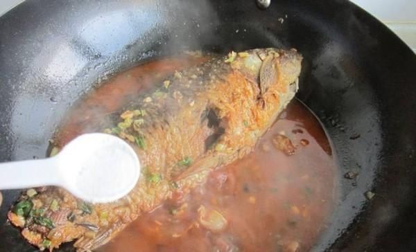 鱼刺卡在喉咙里,别再喝醋吞米饭,教你1招,鱼刺自己跑出来