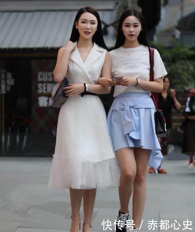 面带笑容|街拍:面带笑容,颜值干净美丽的小仙女,如小家碧玉,时尚亮眼!