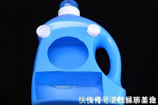 美工刀|洗衣液瓶子别扔了,简单改造一下,放在床上,全家人都要抢着用