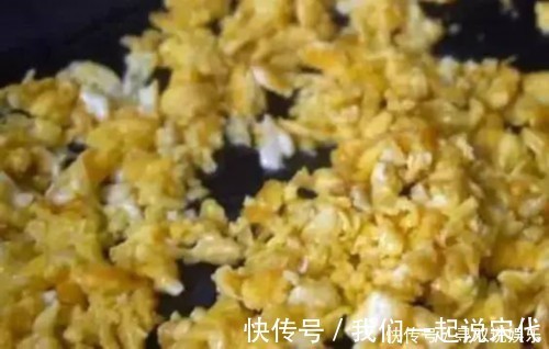 包饺子|饺子皮别用来包饺子了,又教你一个新吃法,咬一口满口香!