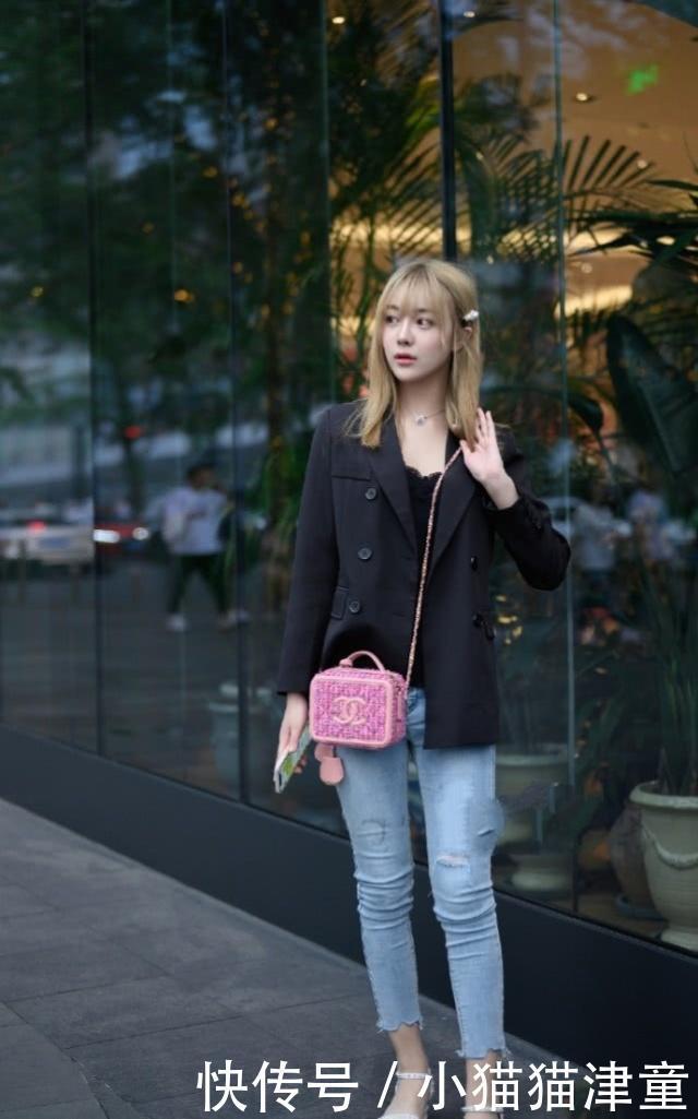 时尚|街拍淑女风尚的时尚小美女,休闲西装搭配牛仔裤,显得高贵而优雅
