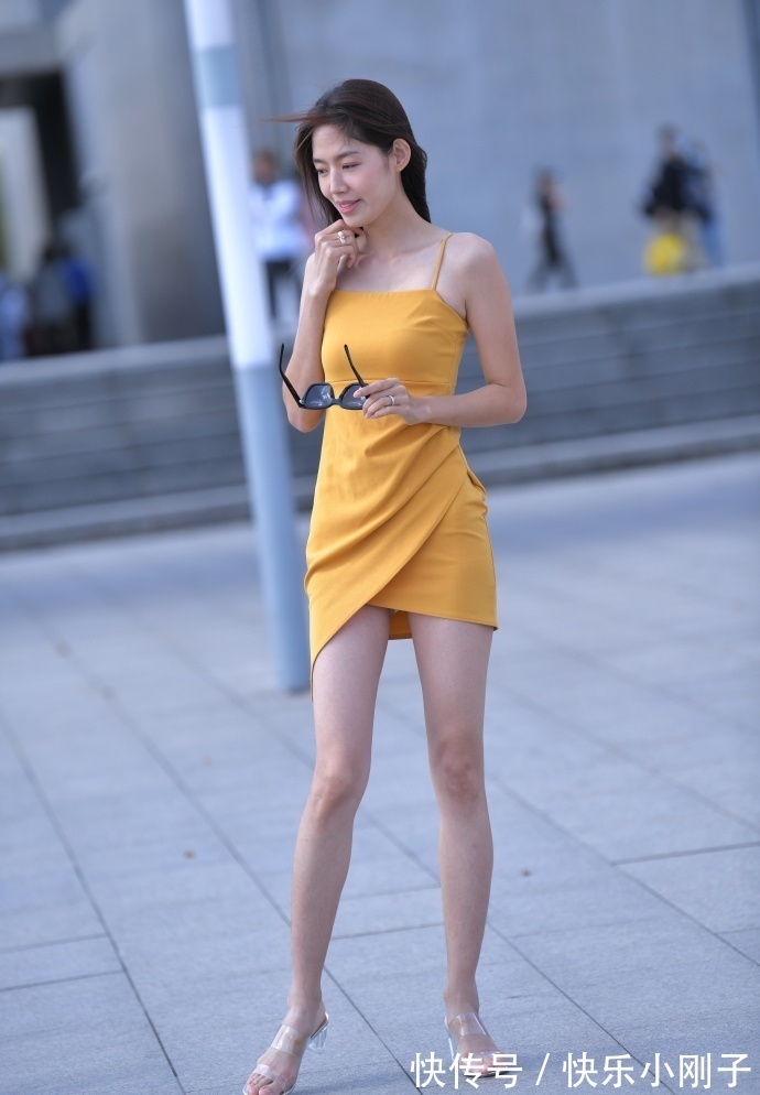 小姐姐 吊带裙就是这样,不仅清爽舒服,还能让你的造型轻松优雅起来